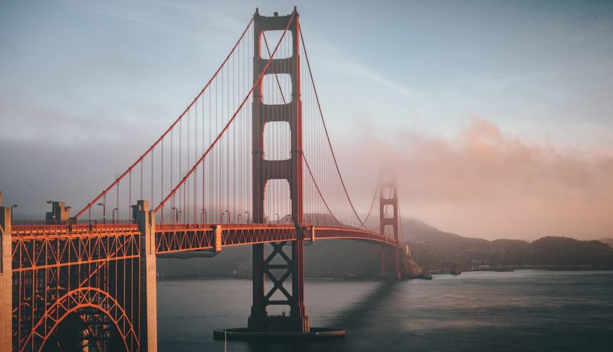 Golden Gate Brücke in San Francisco mit Nebel.
