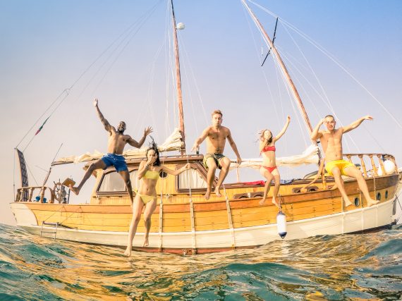 Junge Menschen bei einzigartigem Reise Erlebnis